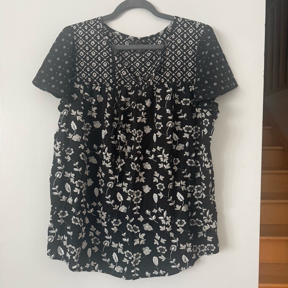🌻🇨🇦 NWOT Romantic Dalia Black and White Floral Blouse